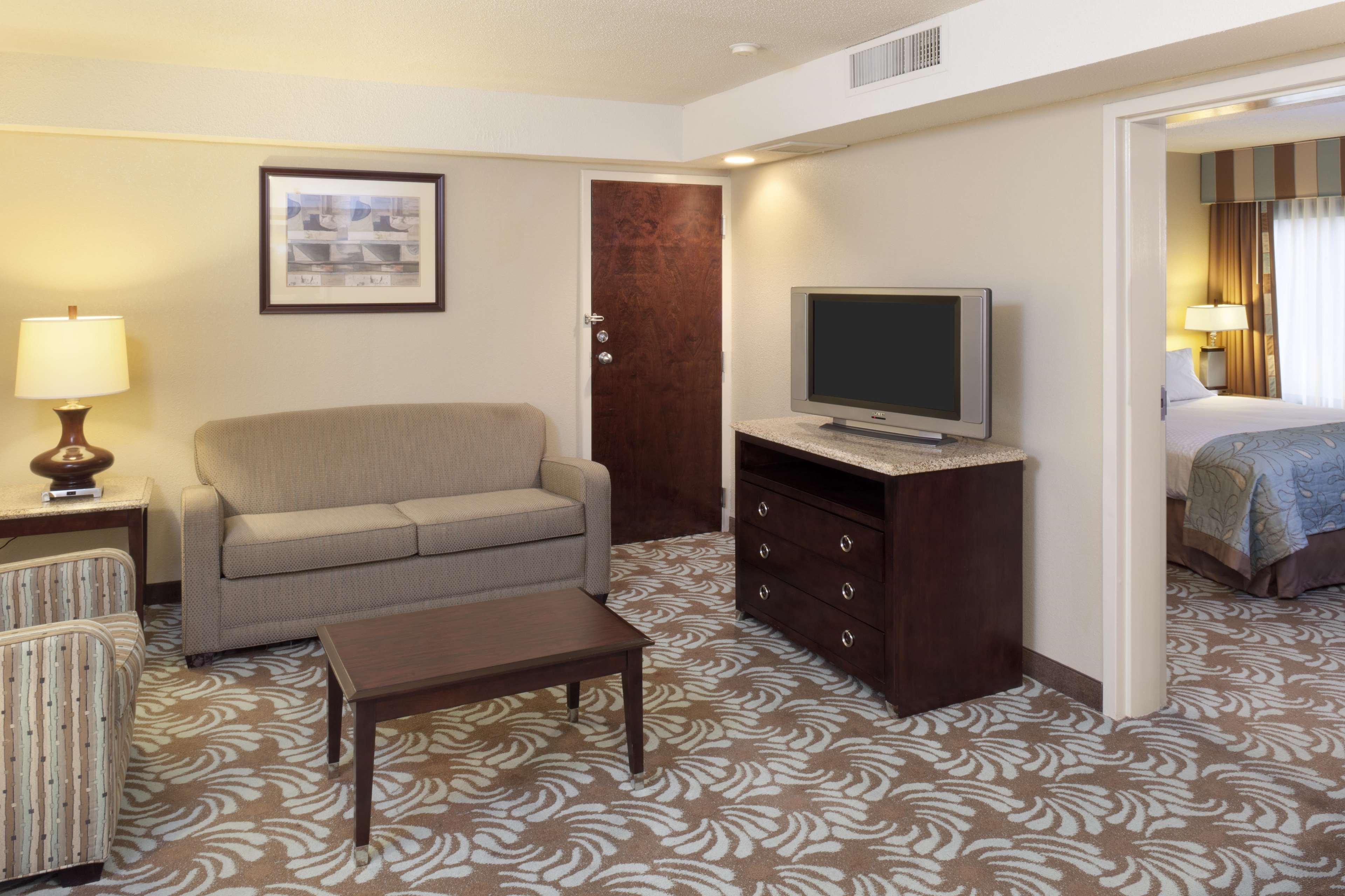 Doubletree By Hilton Augusta Hotel Room photo